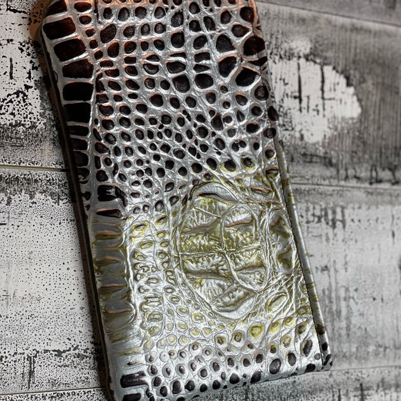 Cowhide Wristlet in a stunning alligator embossed print with golden shimmer - Picture 8 of 8